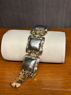 Gorgeous Vintage Coro Gold-tone Signed bracelet